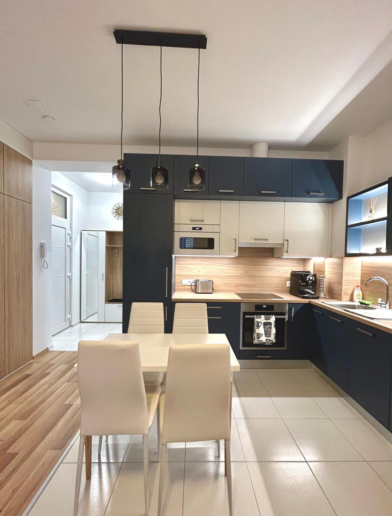 One Step Apartman - City Center Сомбатхей Экстерьер фото